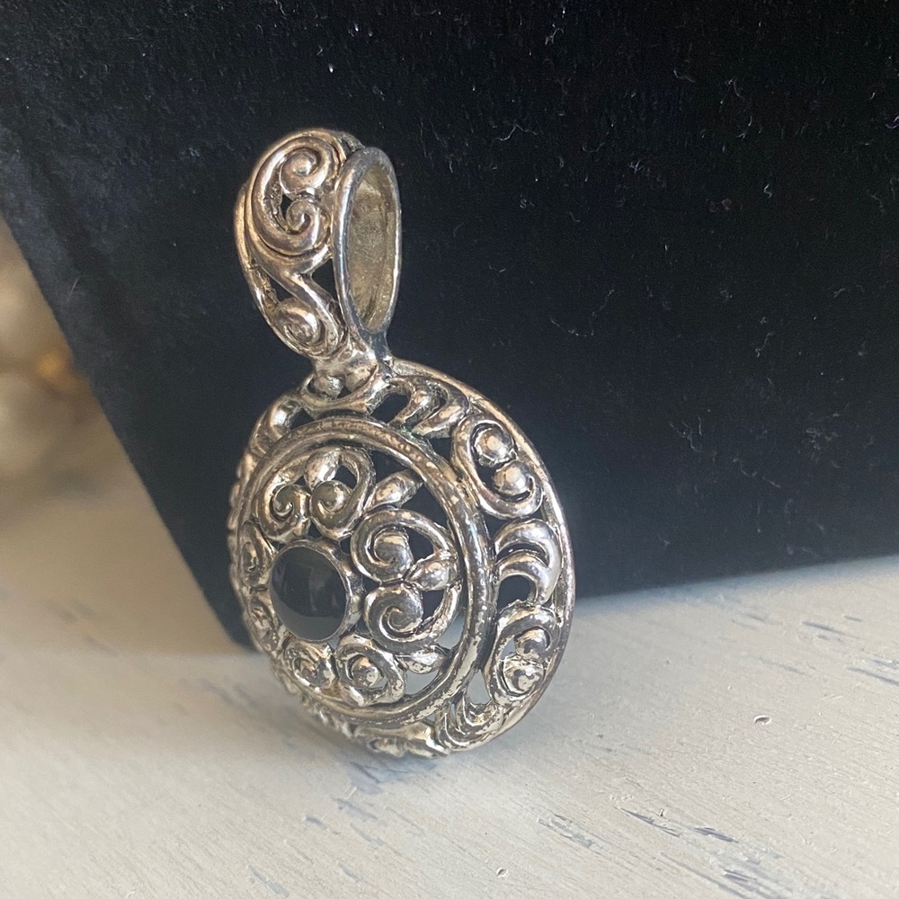 Elegant Silver Pendant with Black Stone - Picture 2 of 6